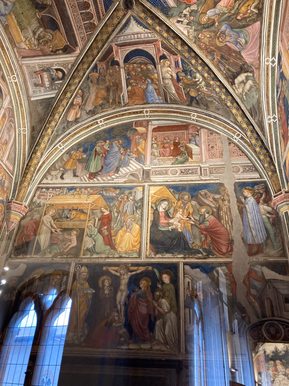 Volta affrescata di Palazzo Trinci, con scene dipinte a piena parete.